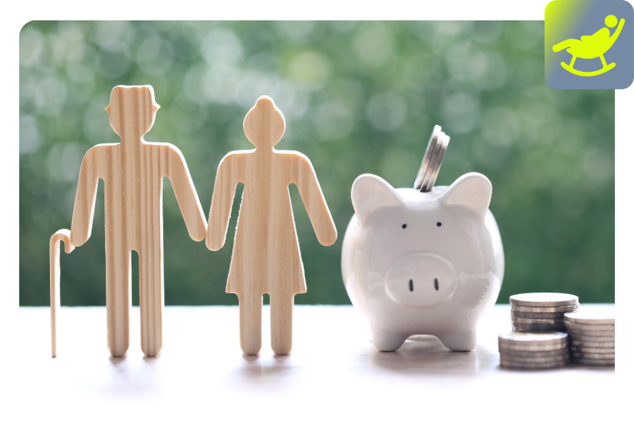 Zwei Holzfiguren, ein Sparschwein und Stapel von Münzen stehen nebeneinander.